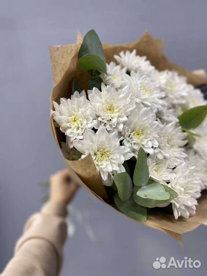 Букет из хризантемы и эвкалипта