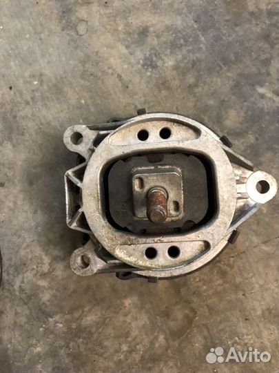 Подушка крепления двигателя бмв Х3 Ф25