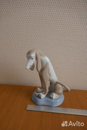 Фарфоровая статуэтка Собака с косточкой.16 см