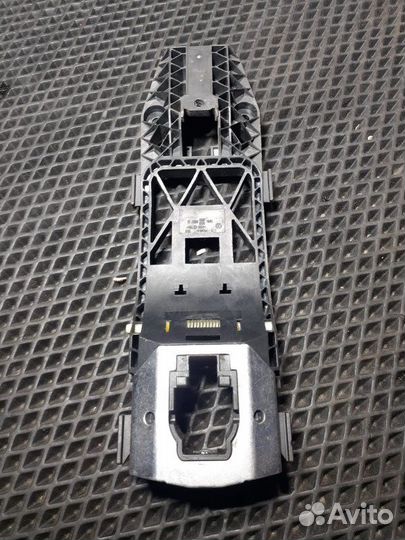 Кронштейн ручки двери передний левый Volkswagen