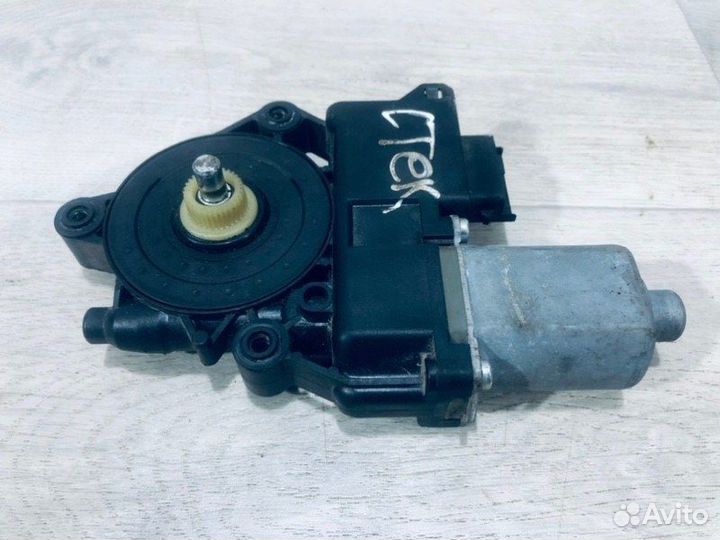 Моторчик стеклоподъемника передний правый Ssang