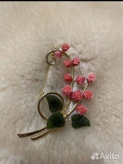 Винтаж брошь коралл и нефрит 11 роз