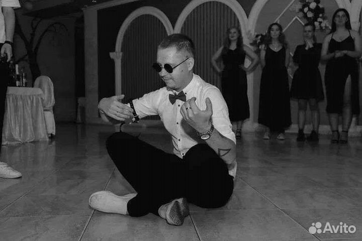 Современный креативный ведущий на свадьбу