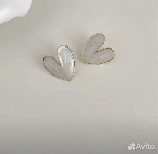 Серьги сердечко бело-золотые гвоздики