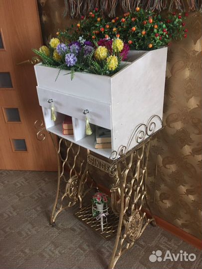 Секретер на станине