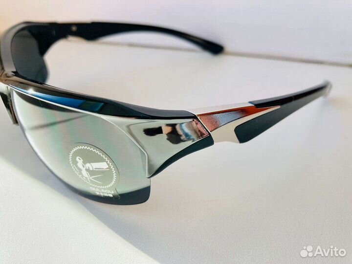 Чёрные спортивные солнцезащитные очки