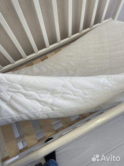 Детская кроватка с маятником