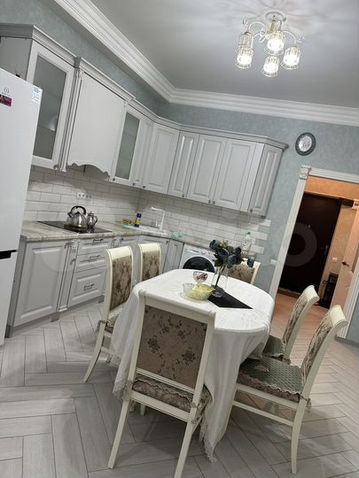 2-к. квартира, 57 м², 2/10 эт.