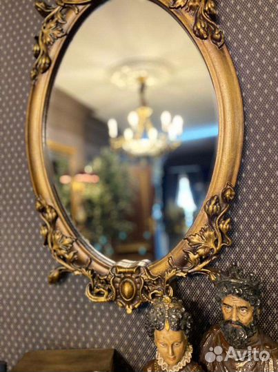 Настенное зеркало в резной раме