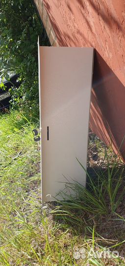 Металлический шкаф с электросчетчиком