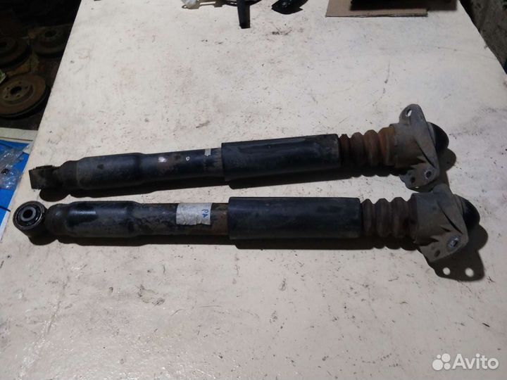 Задние амортизаторы Volkswagen passat b6