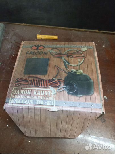 Замок капота