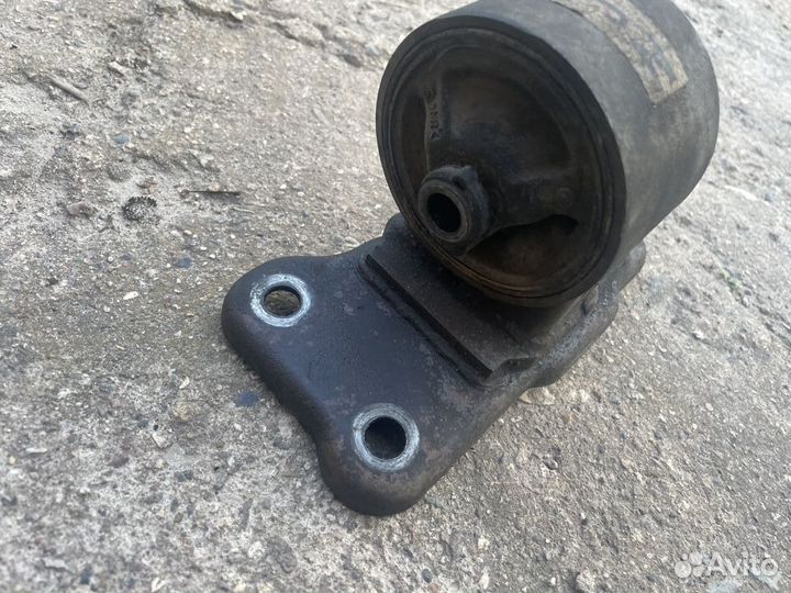 Левая опора двигателя mitsubishi lancer 9