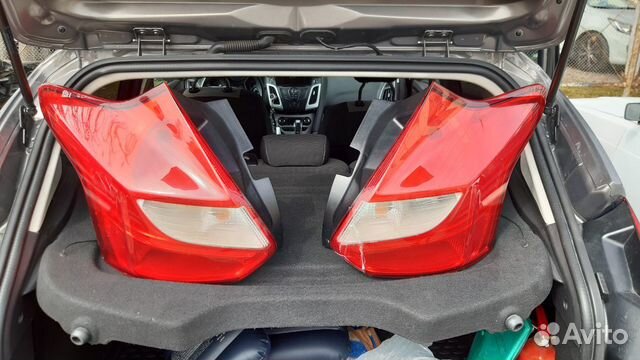 Задний правый + левый Фонарь Форд фокус 3