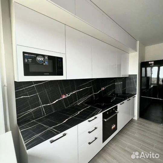 В потолок кухня на заказ