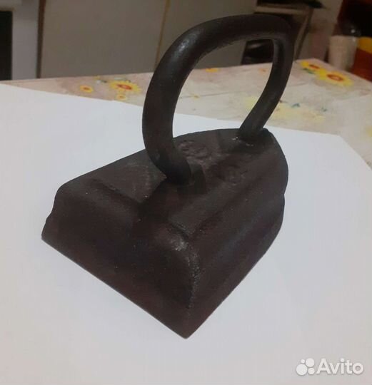 Старинный утюг в коллекцию или для интерьера
