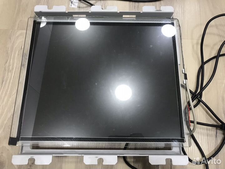 Монитор с сенсорным экраном в платежный терминал