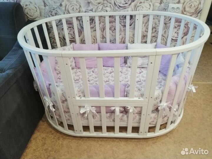 Детская кроватка с маятником