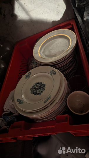 Тарелки разных размеров, чайный сервиз