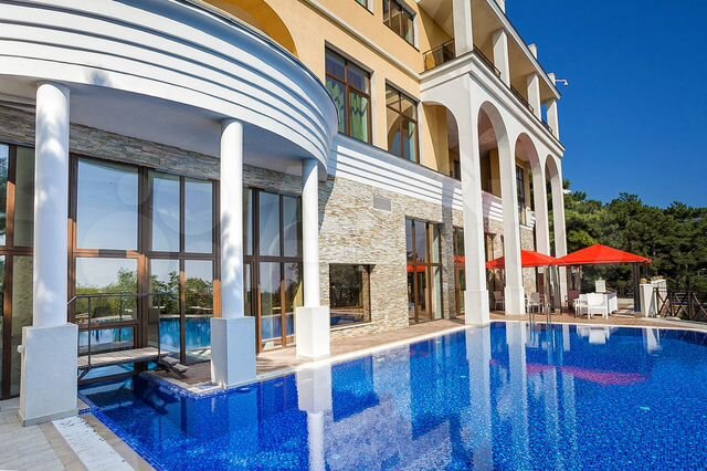 Дом 2000 м² на участке 18 сот.