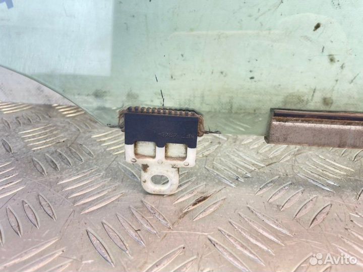 Стекло боковое переднее правое Toyota Corolla