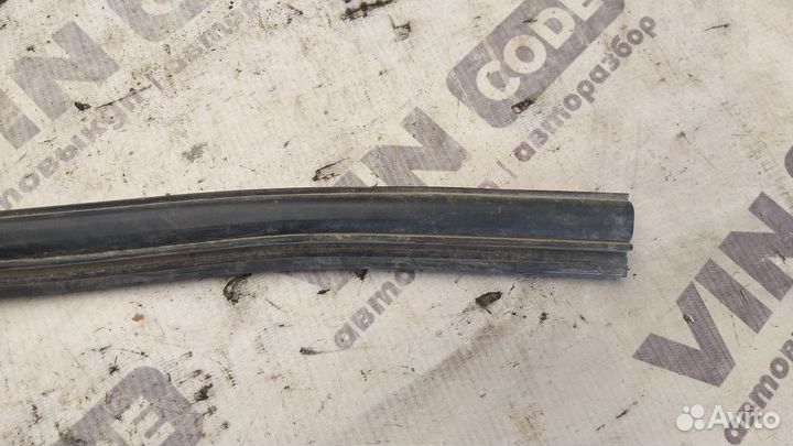 Уплотнитель капота Ford Kuga 1