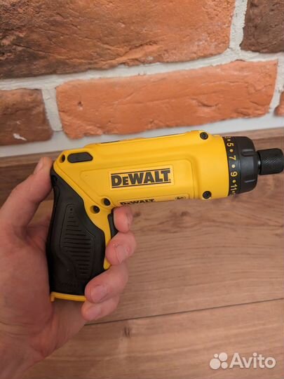 Аккумуляторная отвертка Dewalt DCF680G2