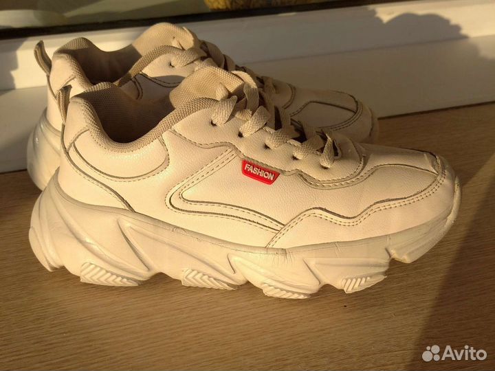 Кроссовки женские