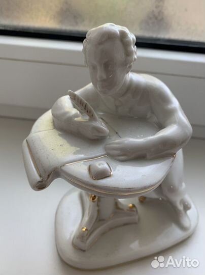 Статуэтка Юный А.С.Пушкин,перо есть,лфз,1960
