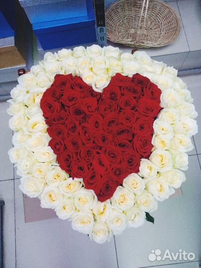 101 белая роза с сердцем коробке