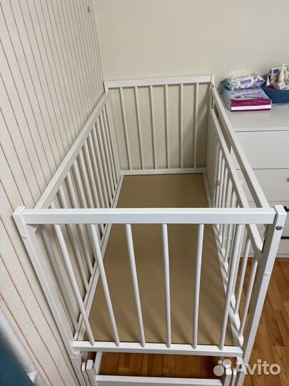 Детская кроватка с маятником