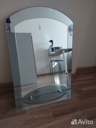 Зеркало в ванную с полочкой