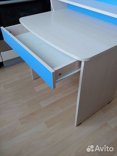 Столик со стулом для занятий дошкольника