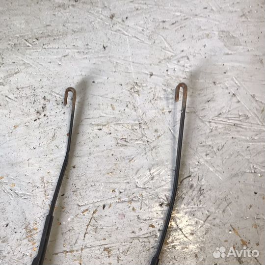 Поводок дворника Jeep Grand Cherokee WK2