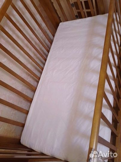 Детская кроватка с маятником и ящиком