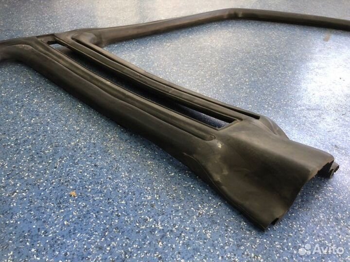 Уплотнитель проема двери правый Subaru Legacy BL5