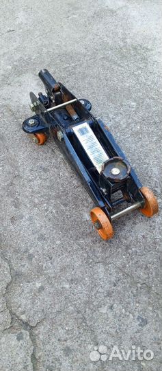 Домкрат подкатной