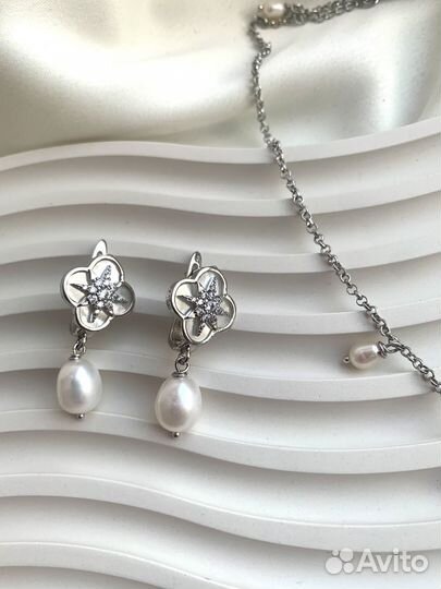 Колье с натуральным жемчугом и подвеской клевер