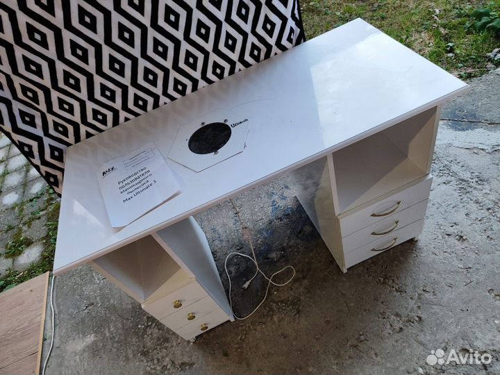 Маникюрный стол с пылесосом