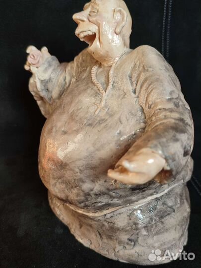 Влюблённый монах статуэтка