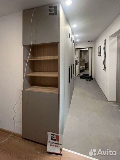 Шкаф в прихожей новый