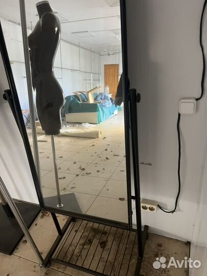 Зеркало на колесиках