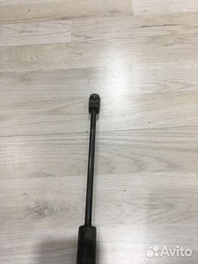 Амортизатор стойка багажника Renault fluence