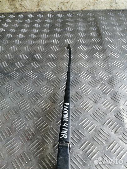 Поводок стеклоочистителя правый Renault Logan