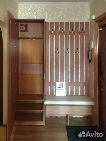 Шкаф в прихожей новый
