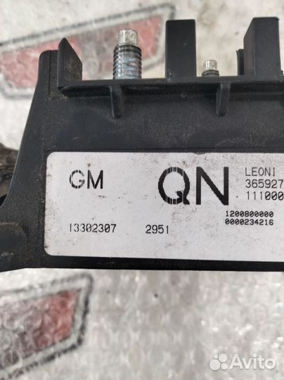 Блок предохранителей на акб Опель Астра J