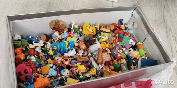 Коробка игрушек из киндер-сюрприза