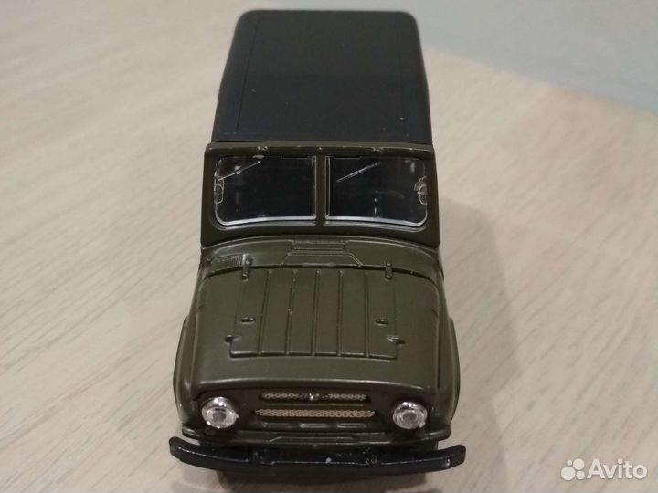 Модель автомобиля 1:43