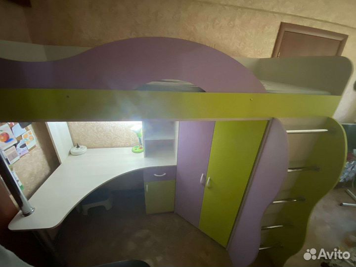 Детская двухярусная кровать со столом