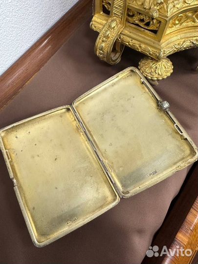 Портсигар с изображением избы и растительным